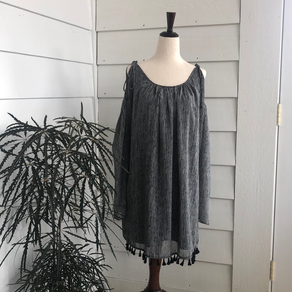 Cold-shoulder tunic/dress, size L, fully lined, light fabric, fun & pretty